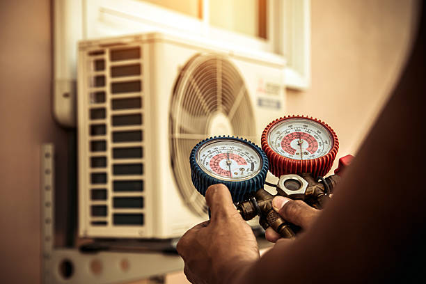 Professional Hvac technician working in Pasadena, CA